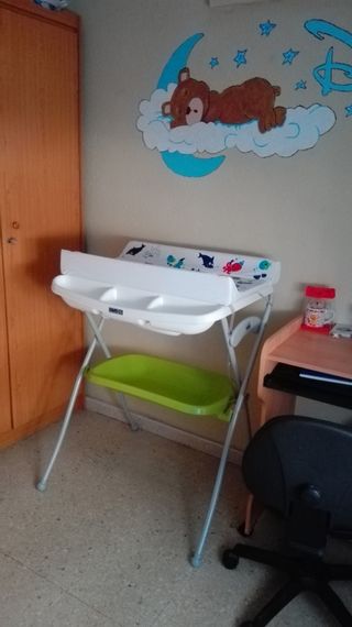 Cambiador de bebé con bañerita