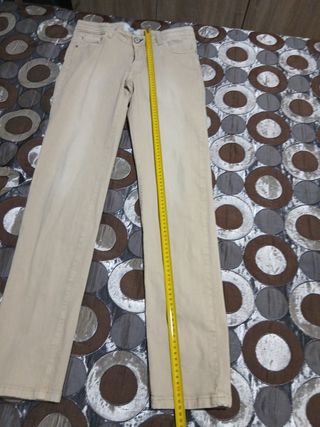 Pantalón tipo vaquero beis, de hombre
