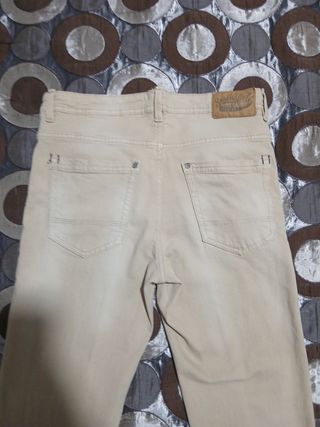 Pantalón tipo vaquero beis, de hombre