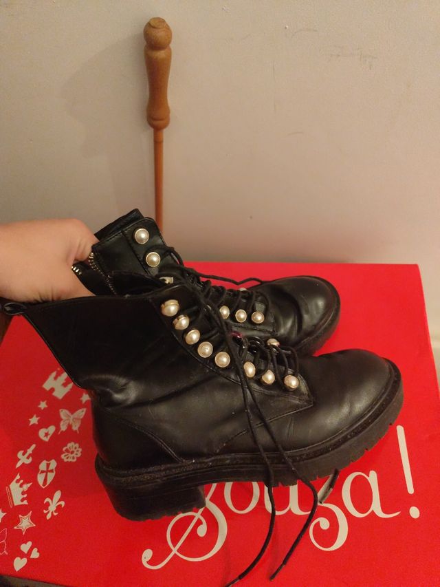 Botas negras con perlas