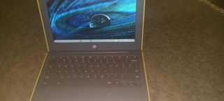 HP Chromebook Gris con Logo Amarillo