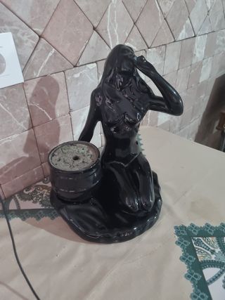Figura de cerámica negra con maceta