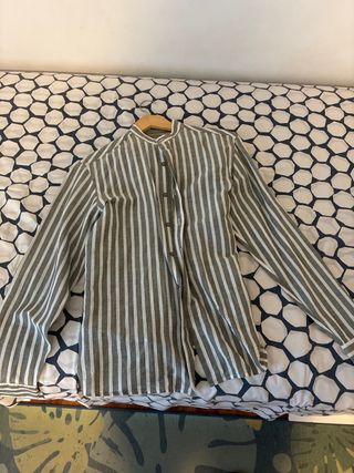 Camisa de rayas grises y blancas
