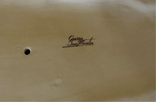 Figura de porcelana de niña y ciervo