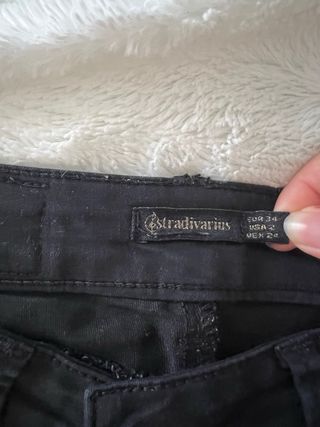 Pantalón vaquero pitillo con tira de cuero