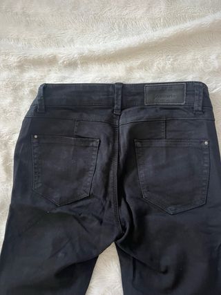 Pantalón vaquero pitillo con tira de cuero