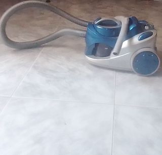 Aspiradora azul y blanca