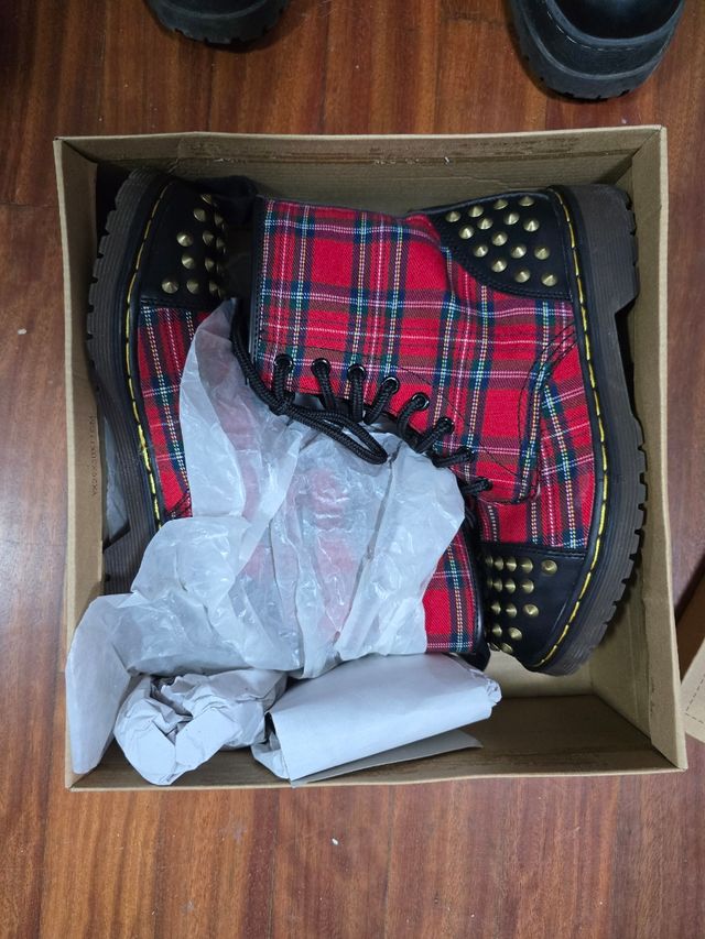 Botas tartán rojo y negro sin usar con tachuelas
