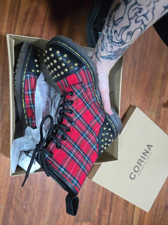 Botas tartán rojo y negro sin usar con tachuelas