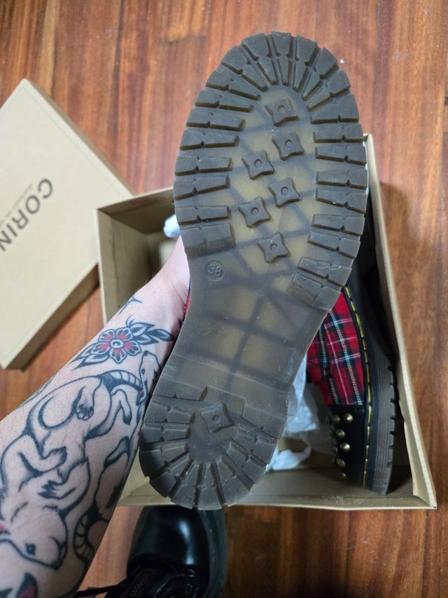 Botas tartán rojo y negro sin usar con tachuelas