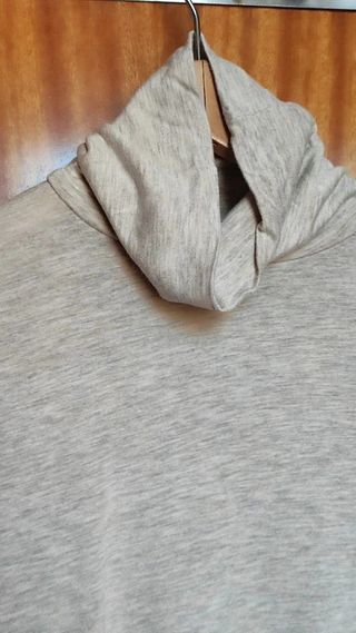 Camiseta beige cuello alto manga larga