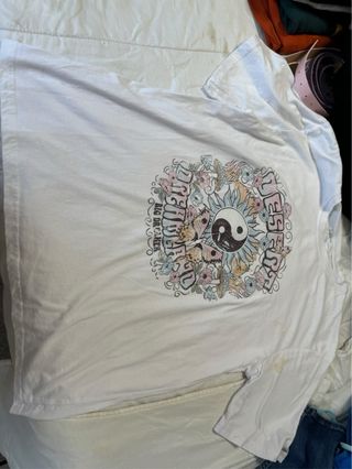 Camiseta blanca con estampado de mariposas y yin y