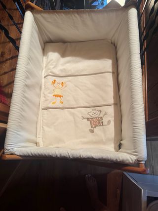Minicuna de madera( Sabadell o Vilallonga de Ter)