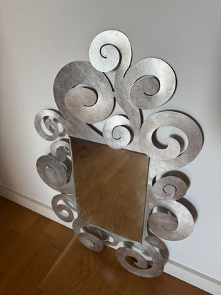 Espejo de diseño plateado