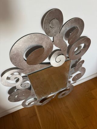 Espejo de diseño plateado
