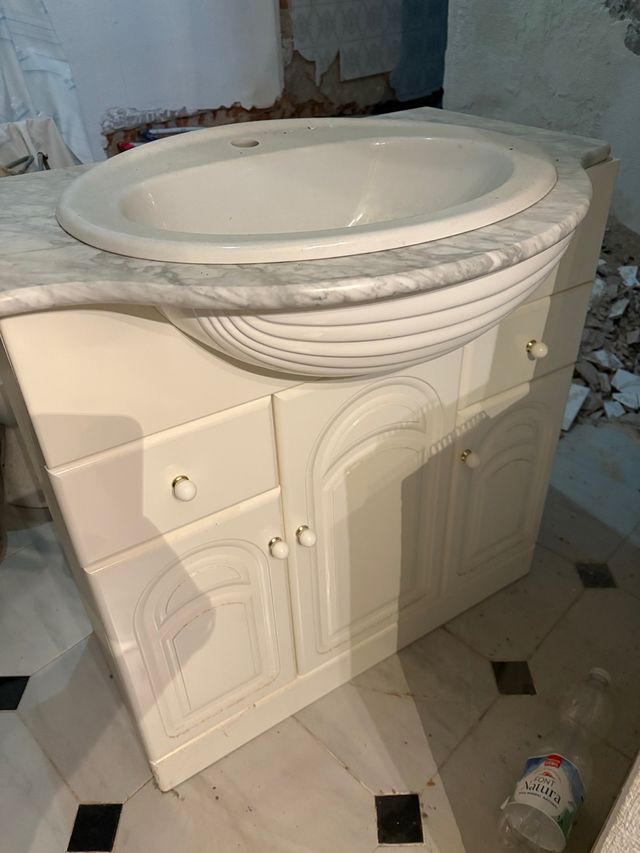 Mueble de baño con lavabo de cerámica y marmol
