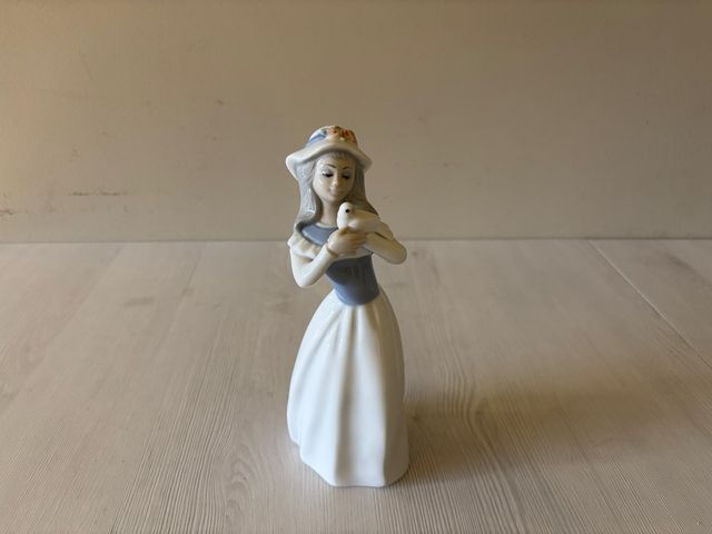 Figura de porcelana con paloma