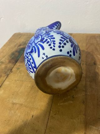Jarra antigua decorada azul y blanco
