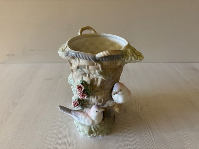 Figura de porcelana con forma de jarrón