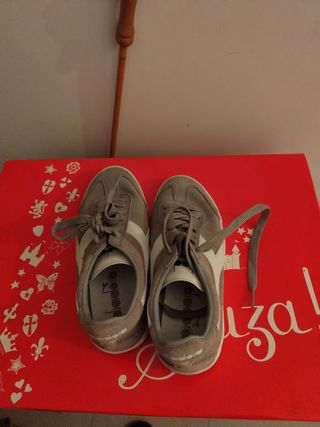 Zapatillas Diadora grises y blancas