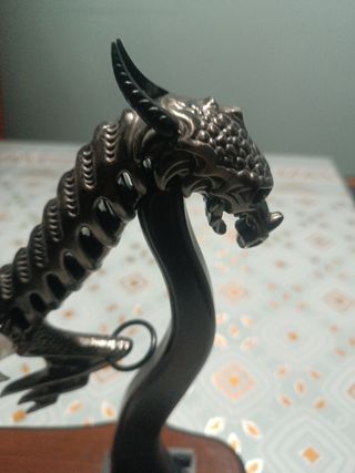 Daga decorativa con diseño de dragón
