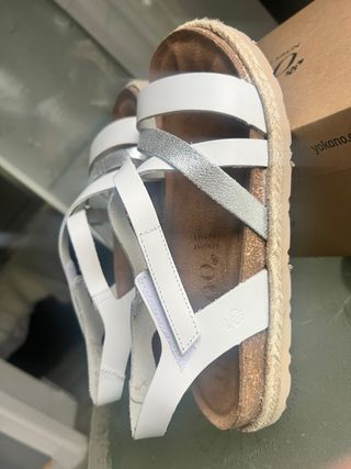 Sandalias Yokono Blancas y Plateadas