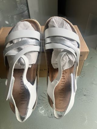 Sandalias Yokono Blancas y Plateadas