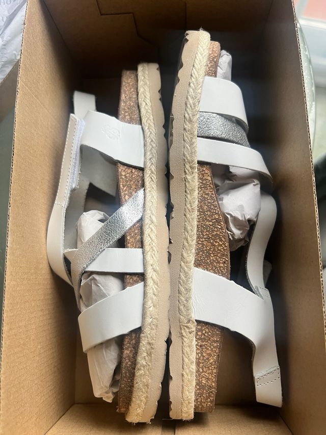 Sandalias Yokono Blancas y Plateadas