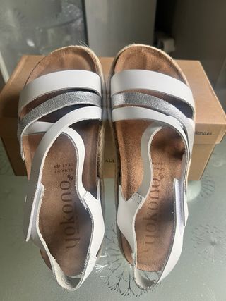Sandalias Yokono Blancas y Plateadas