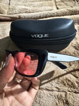 Gafas de sol Vogue negras y rosas
