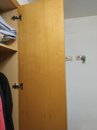 Puertas de armario empotrado de madera.
