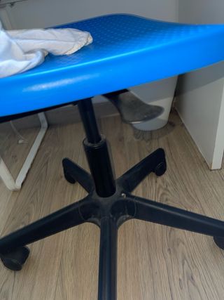 Silla de despacho azul y negra