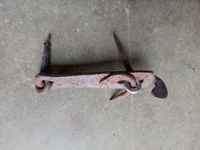 Cerrojo antiguo de hierro para puerta