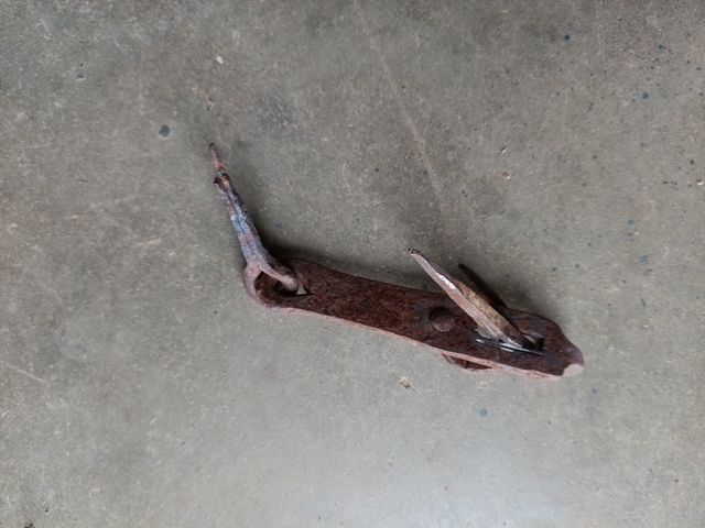 Cerrojo antiguo de hierro para puerta