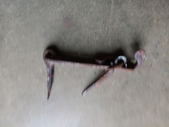 Cerrojo antiguo de hierro para puerta