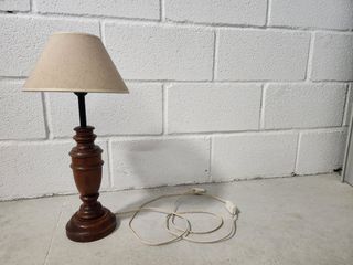 Lámpara de mesa de madera