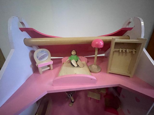 Casa delle bambole in legno rosa