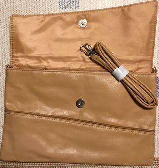 Pochette beige con borchie