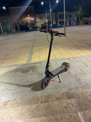 Patinete Eléctrico Negro y Rojo