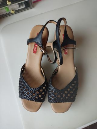 Sandalias negras y beige mujer