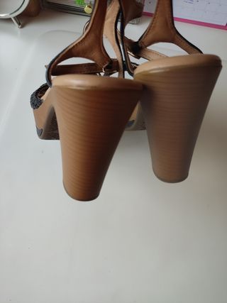 Sandalias negras y beige mujer