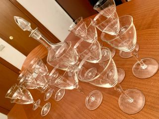 Calici cristallo acqua vino con bottiglia vintage