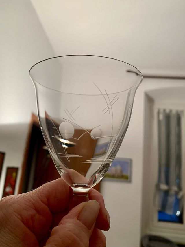 Calici cristallo acqua vino con bottiglia vintage