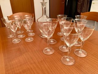 Calici cristallo acqua vino con bottiglia vintage