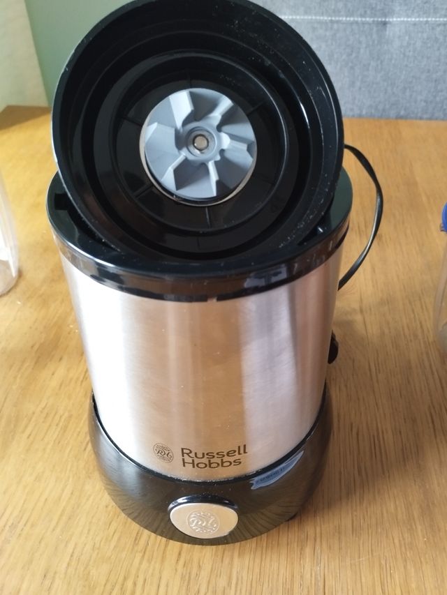 Batidora Russell Hobbs con vasos