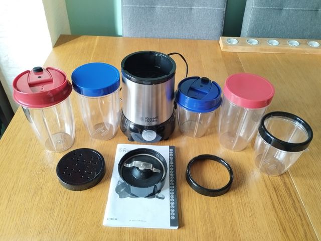 Batidora Russell Hobbs con vasos