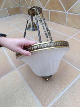 Lámpara de techo dorada y blanca.