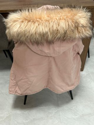 Chaqueta rosa con capucha y pelo