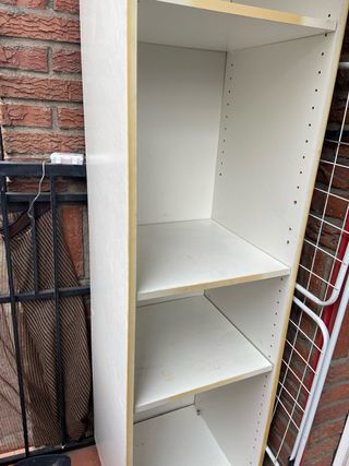 Estantería blanca y beige de madera y plástico