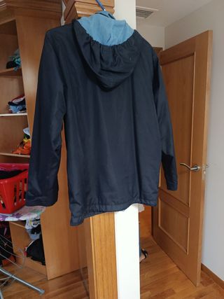 Chaqueta cortavientos Boomerang azul y negra